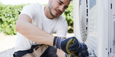 Installateur bei der Arbeit