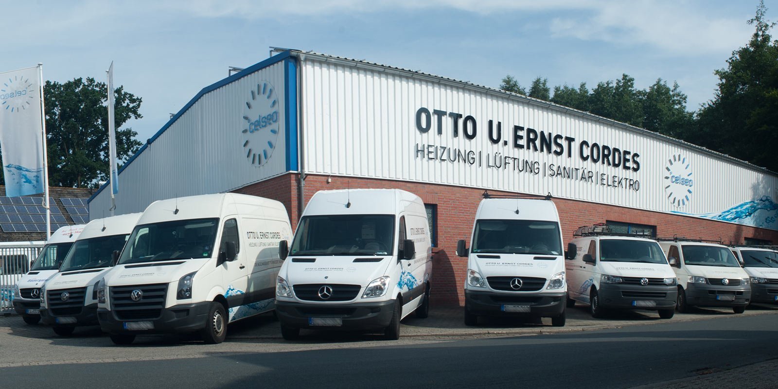 Das Firmengebäude zeigt den Namen 'OTTO U. ERNST CORDES' und ist von mehreren weißen Lieferwagen umgeben.